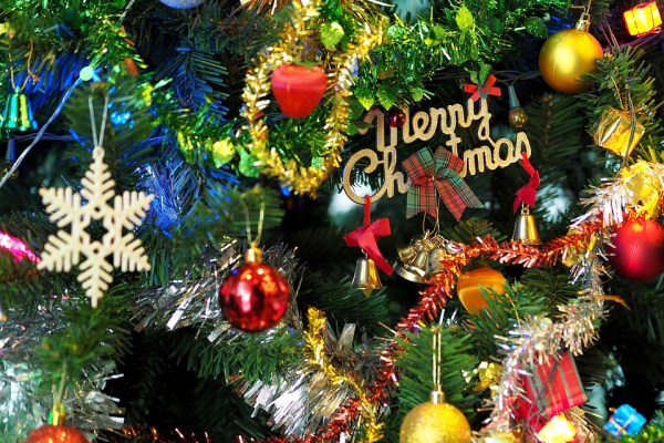 Umelý vianočný stromček a výzdoba