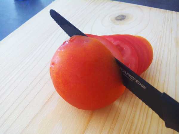 noz-fiskars-tomato