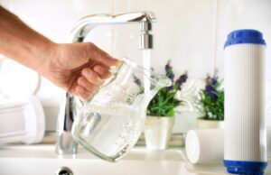 čistá voda nalievanie do džbánu