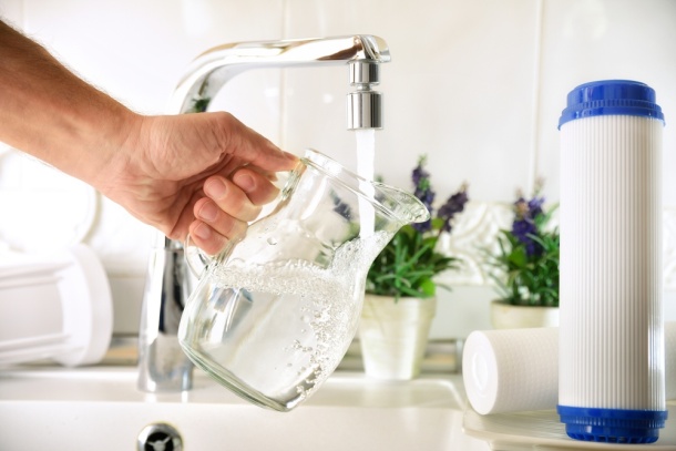 čistá voda nalievanie do džbánu