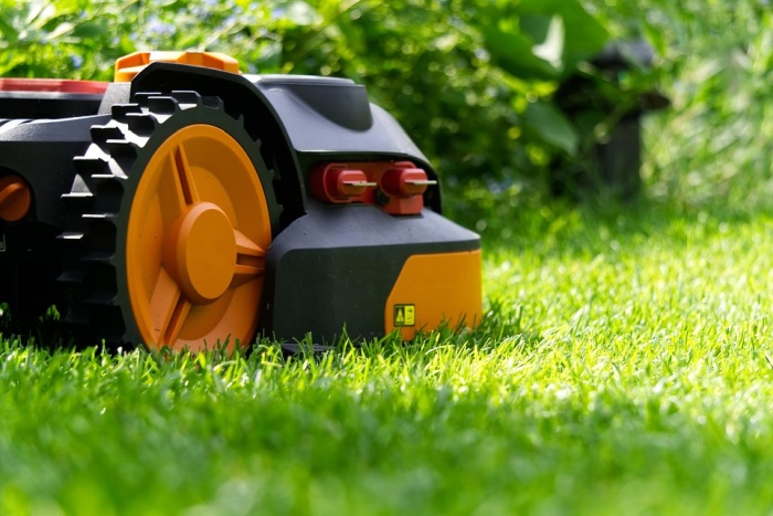 Robotická kosačka v pohybe, zdroj: pixabay