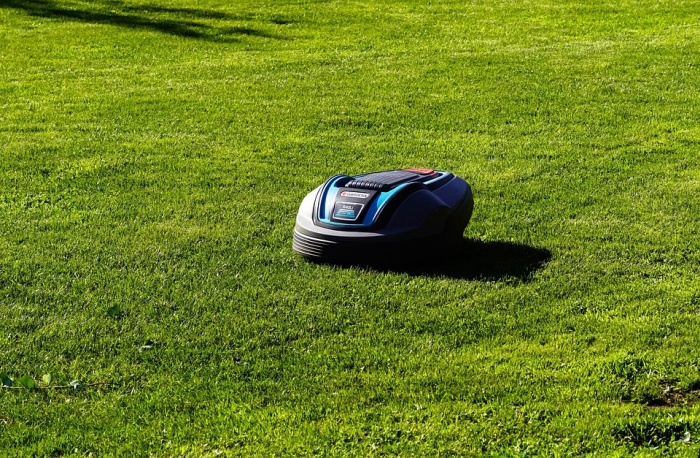 Robotická kosačka v pohybe, zdroj: pixabay