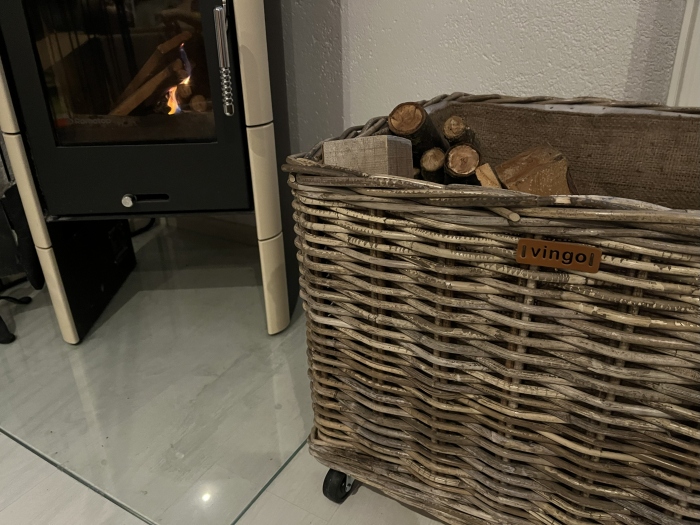 Kôš na drevona kolieskach ku krbu, Vingo