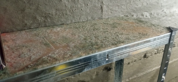 MDF drevovláknitý materiál, doska a usadená pleseň vo vlhkej pivnici
