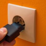 Elektrické zásuvky a vlhkosť: skryté riziko v starších bytoch