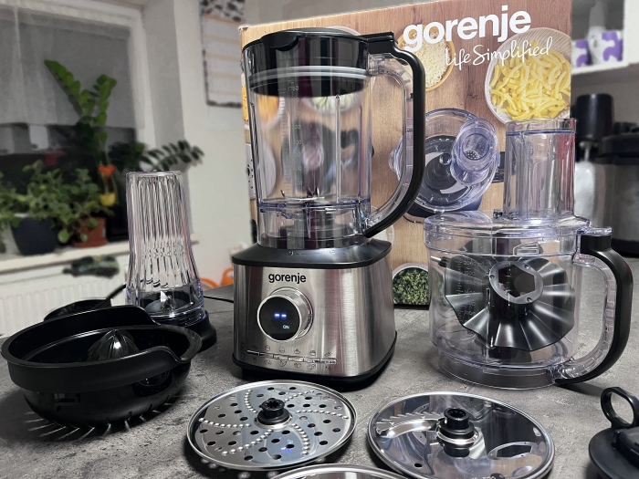 Gorenje Food processor 3 in 1 kuchynský robot: celá zostava a jednotlivé diely postavené pred škatuľou