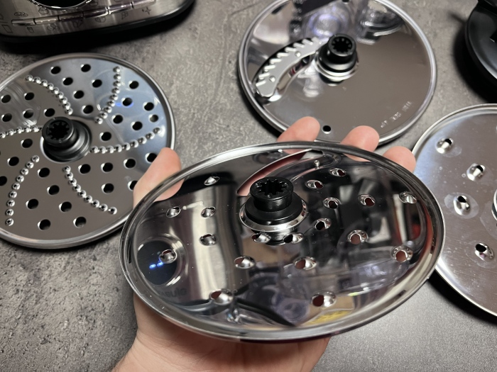 Gorenje Food processor 3 in 1 kuchynský robot: kotúče na strúhanie a krájanie v niektorých prípadoch poslúžia obojstranne, iné upozoňujú, ktorá strana má byť hore a ktorá dole.