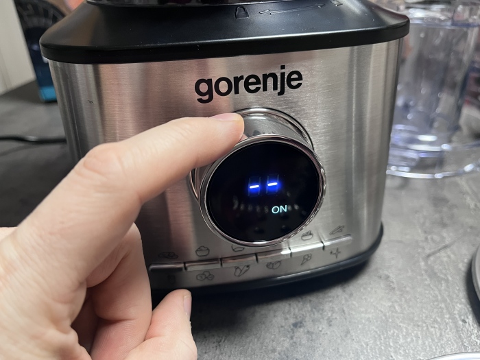 Gorenje Food processor 3 in 1 kuchynský robot: displej a samotná motorová základňa dokáže rozoznať, ktorý mixér je nasadený a tomu prispôsobuje režim. 