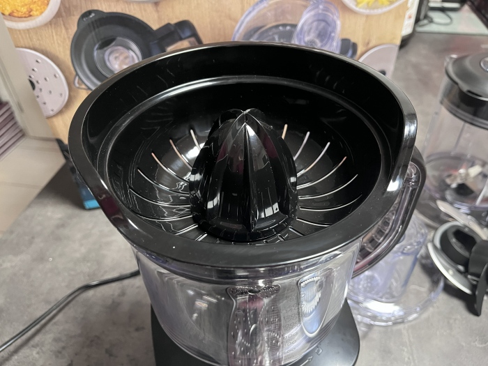Gorenje Food processor 3 in 1 kuchynský robot: Odšťavovač sa dá ľahko zaistiť, upevniť a svoju úlohu bude plniť dokonale. 
