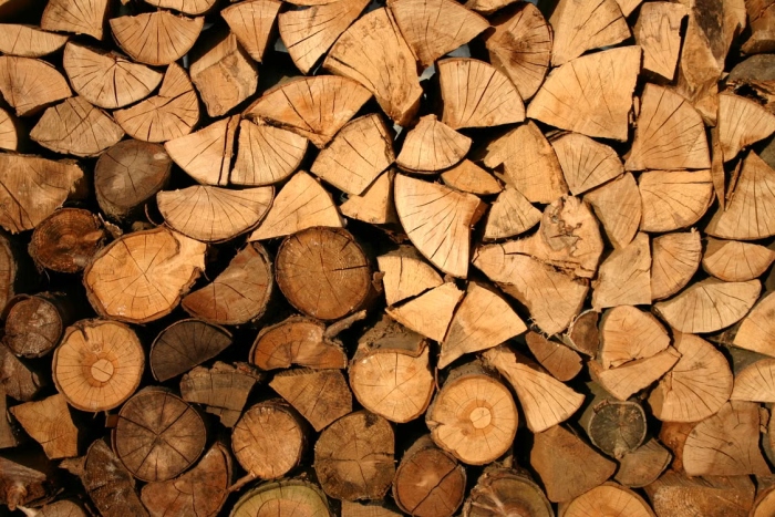 Naštiepané palivové drevo, ilustračná snímka, foto: pexels